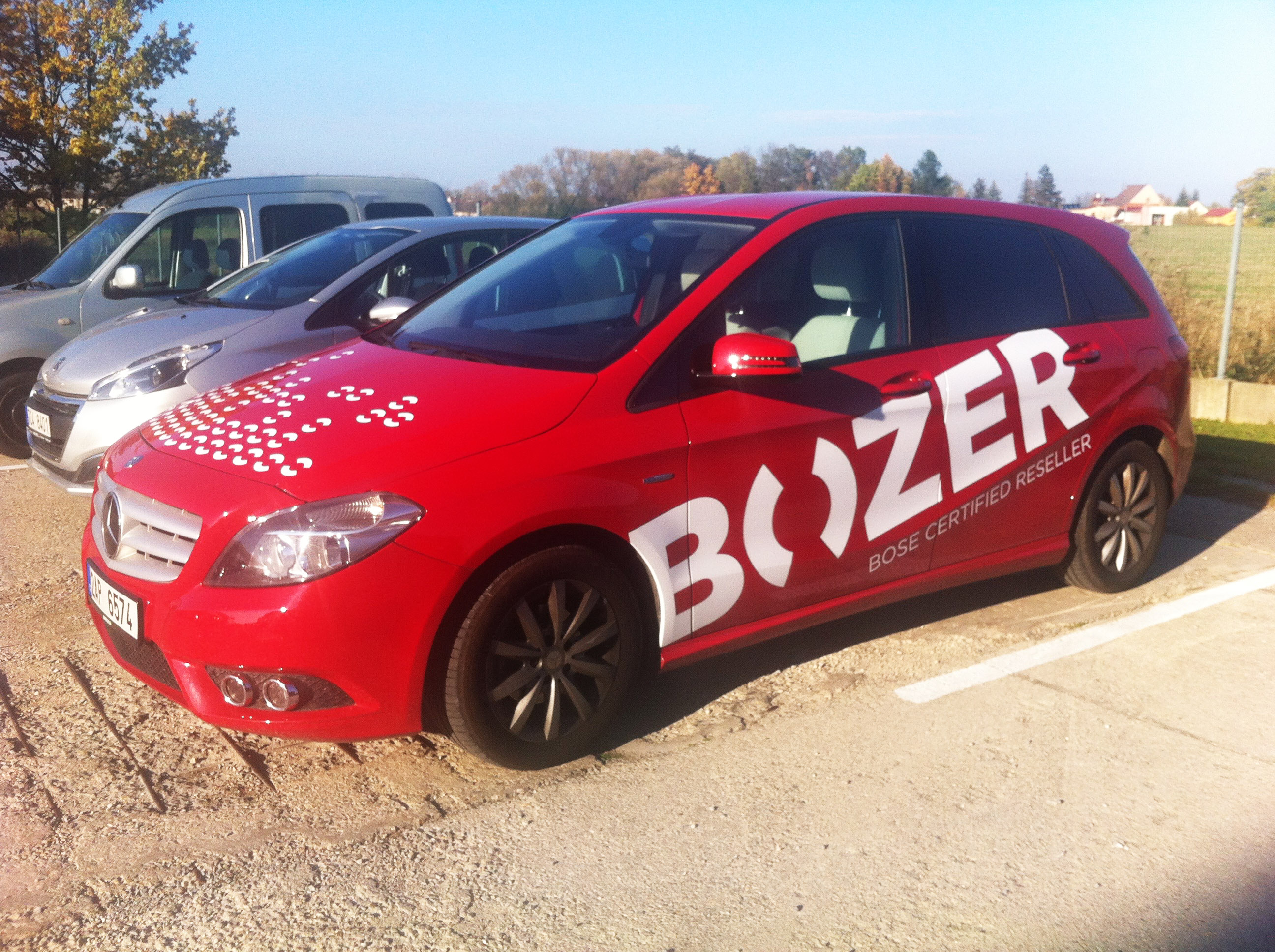Grafický návrh a polep vozu Bozer